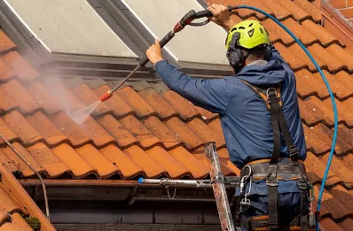 Démoussage et hydrofuge de toiture à Courmes